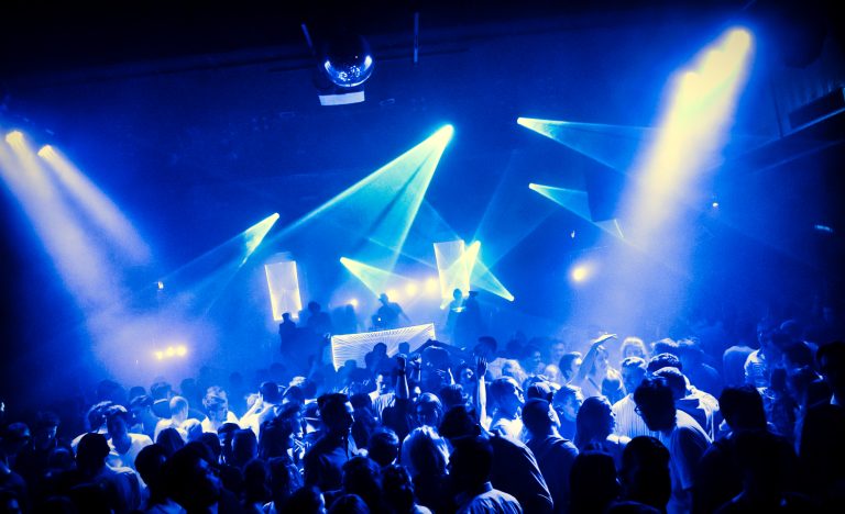 Feiernde Menschen in einem Club Event Party vor Blauen Licht in der Kulturfabrik Krefeld e.v